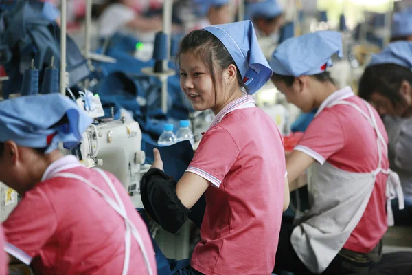 Женщины Китаянки Шьют Одежду Экспорта Юго Восточную Азию Швейной Фабрике — стоковое фото