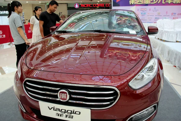 Odwiedzający Spojrzenie Fiat Viaggio Centrum Handlowym Qingdao Miasta Wschodnia Prowincja — Zdjęcie stockowe