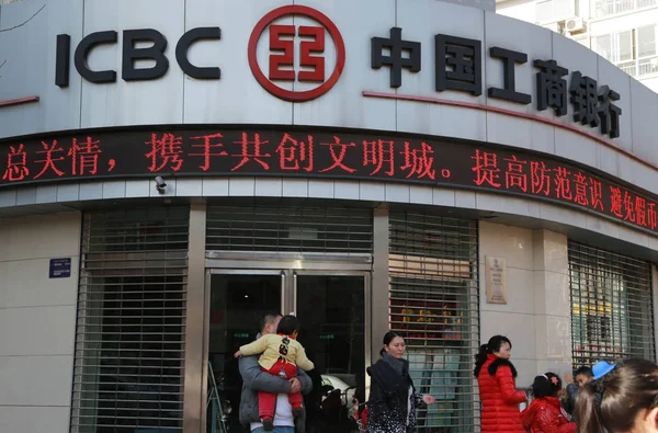 Gyalogosok Járni Elmúlt Fióktelepe Icbc Ipari Kereskedelmi Bank China Xuchang — Stock Fotó