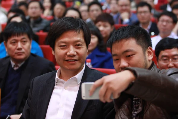 Ceo의 Xiaomi Kingsoft Lei 후베이 2014 대학교의 주년에 Selfies를 걸립니다 — 스톡 사진