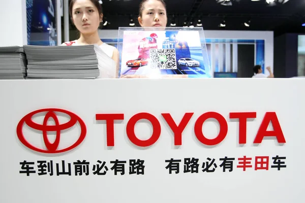 Εργαζόμενοι Είναι Ορατά Στο Περίπτερο Της Toyota Κατά 2014 Pudong — Φωτογραφία Αρχείου