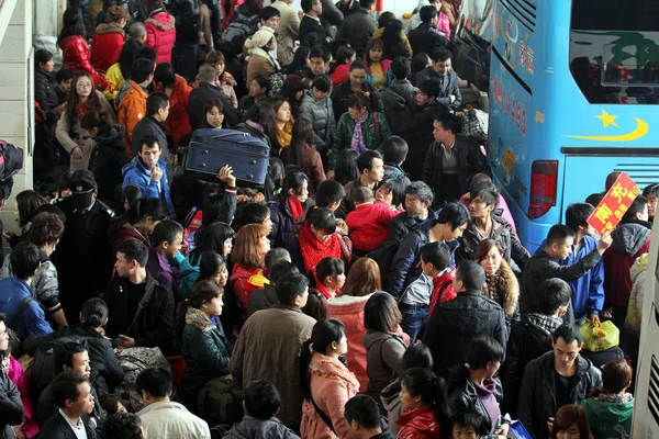 Passeggeri Cinesi Allineano Una Stazione Autobus Lunga Distanza Durante Corsa — Foto Stock