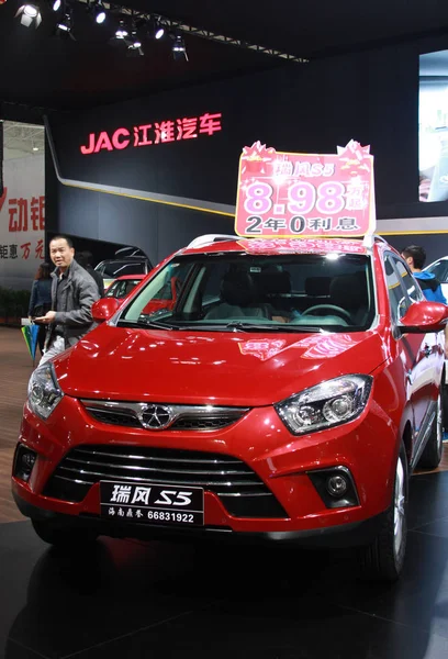 Látogató Sétál Múlt Egy Ruifeng Autó Jac Jianghuai Automobile Ltd — Stock Fotó