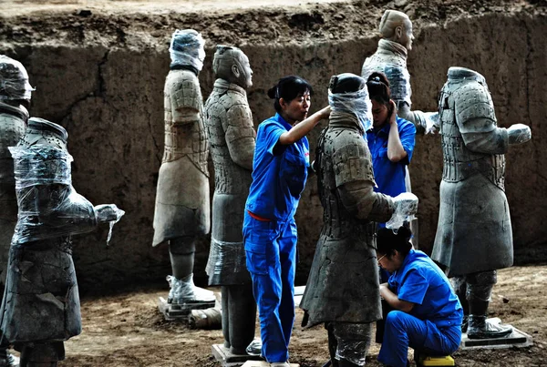 Trabajadores Chinos Renuevan Guerreros Caballos Terracota Museo Los Guerreros Caballos — Foto de Stock