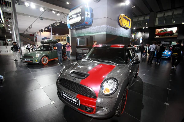 2011年11月21日在中国广东省南部广州市举行的第九届中国 国际汽车展览会 广州汽车 2011 参观者观看了 Bmw 的小型汽车 — 图库照片