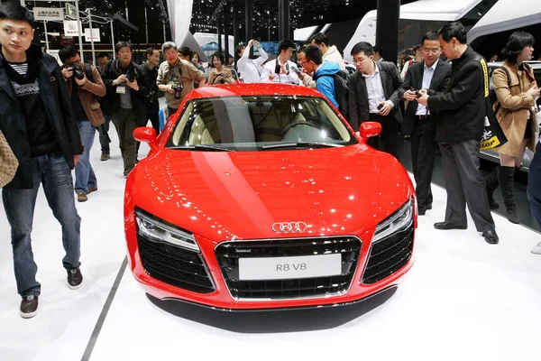 Visitors Look Imported Audi Sports Car 15Th Shanghai International Automobile — Stock Photo, Image