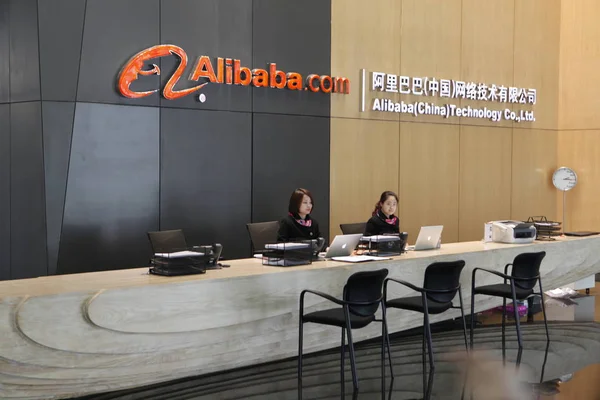 Κινεζική Υπάλληλοι Εργάζονται Στην Ρεσεψιόν Στην Έδρα Της Alibaba Κίνα — Φωτογραφία Αρχείου