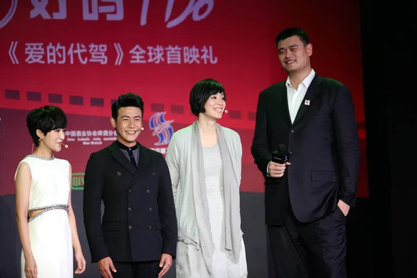 Van Rechts Gepensioneerde Chinese Basketbal Superster Yao Ming Zijn Vrouw — Stockfoto