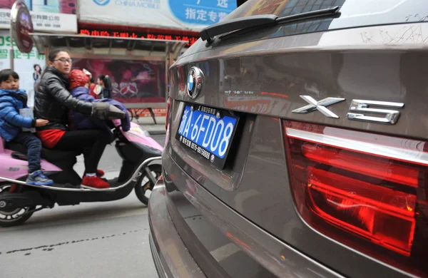 Çinli Bisikletçiler Linan Şehirde Bir Sokakta Bir Bmw Geçmiş Binmek — Stok fotoğraf