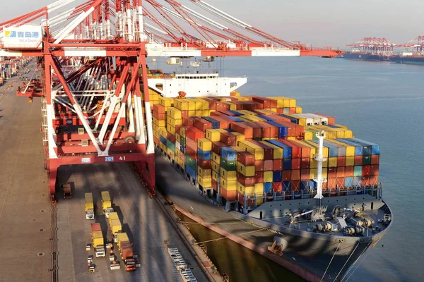 Navio Porta Contentores Atracam Cais Porto Qingdao Cidade Qingdao Leste — Fotografia de Stock