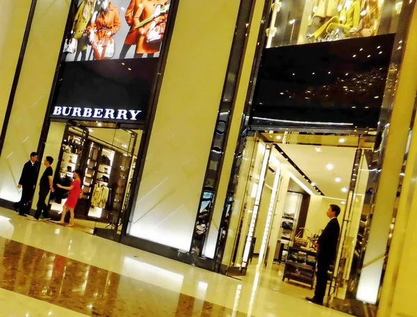 Shoppare Burberry Butik Ett Köpcentrum Shanghai Kina Juli 2011 — Stockfoto