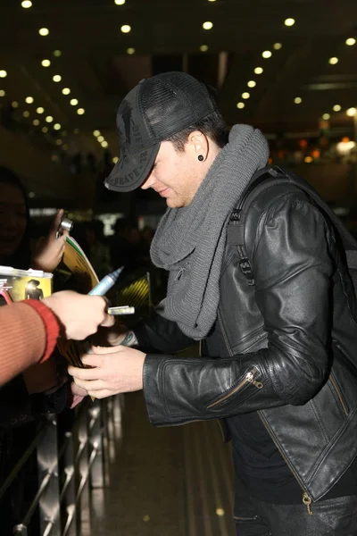 美国流行歌手亚当 兰伯特抵达中国上海浦东国际机场时 为歌迷签名 — 图库照片