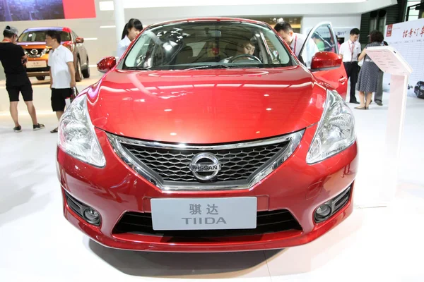 Besökare Prövar Nissan Tiida 2014 Pudong Internationella Fordonsindustrin Utställning Shanghai — Stockfoto