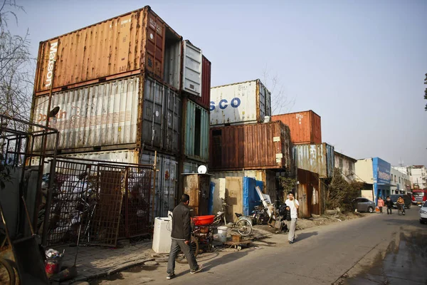 Pedestres Passam Por Casas Convertidas Contêineres Subúrbio Xangai China Março — Fotografia de Stock