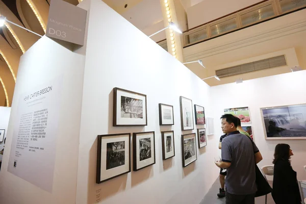 2014年9月4日 中国上海2014年艺术博览会期间 中国游客从万能照片中看照片 — 图库照片