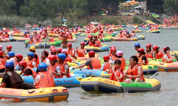 Crowds Tourists Sit Inflatable Rafts Enjoy Rafting River Yuxi Grand — Stock Photo, Image