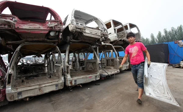 Chiński Pracownik Nosi Używane Auto Część Jak Spacery Zdemontowane Złomowiska — Zdjęcie stockowe