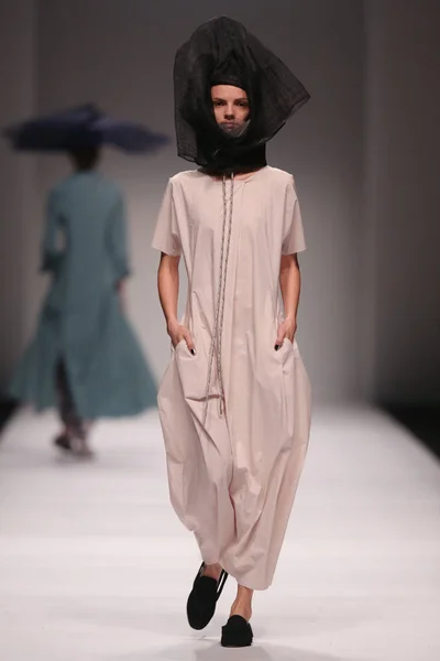 Модель Демонстрирует Новое Творение Модном Показе Deepmoss Время Шанхайской Недели — стоковое фото
