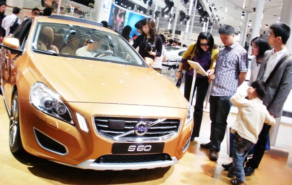 Visitantes Olhar Para Volvo S60 Durante Exposição Automóvel Internacional Xangai — Fotografia de Stock