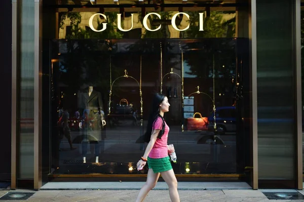 Una Joven Pasa Por Una Boutique Moda Gucci Ciudad Hangzhou — Foto de Stock