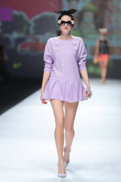 Model Wyświetla Nowe Stworzenie Oasis Pokaz Mody Podczas Shanghai Fashion — Zdjęcie stockowe