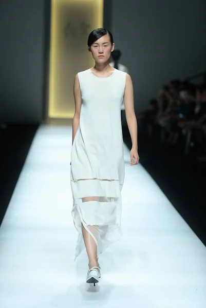 モデルは 2014 上海に上海ロンドンファッションウィークの春 2015 年の間に Sedurre Attrarre のファッションショーで新しい創造を表示します — ストック写真