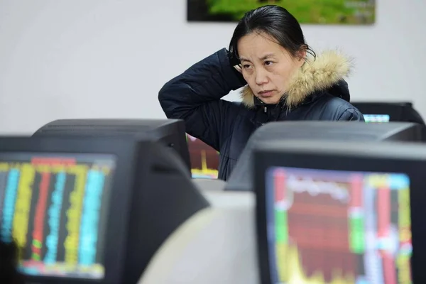 Chiński Inwestor Patrzy Ceny Akcji Domu Maklerskim Akcji Mieście Qingdao — Zdjęcie stockowe