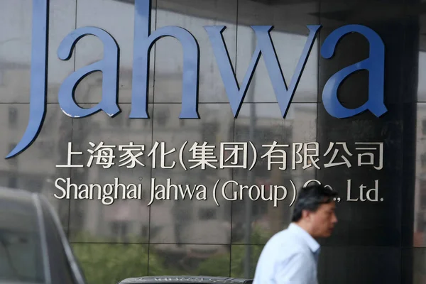 Hombre Pasa Por Sede Shanghai Jahwa Group Ltd Shanghai China — Foto de Stock