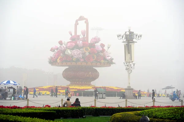 Turisták Látogatás Tian Anmen Tér Heavy Szmog Pekingben Kínában Október — Stock Fotó