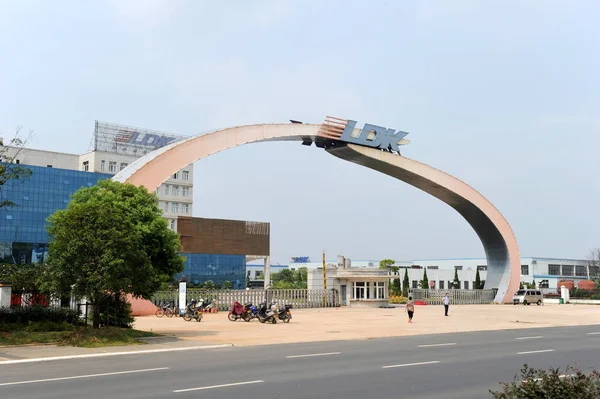 Los Peatones Pasan Por Parque Industrial Ldk Solar Xinyu Ciudad —  Fotos de Stock