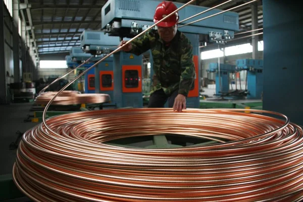 Trabajador Chino Supervisa Producción Tubos Cobre Enrollados Una Planta Productos — Foto de Stock