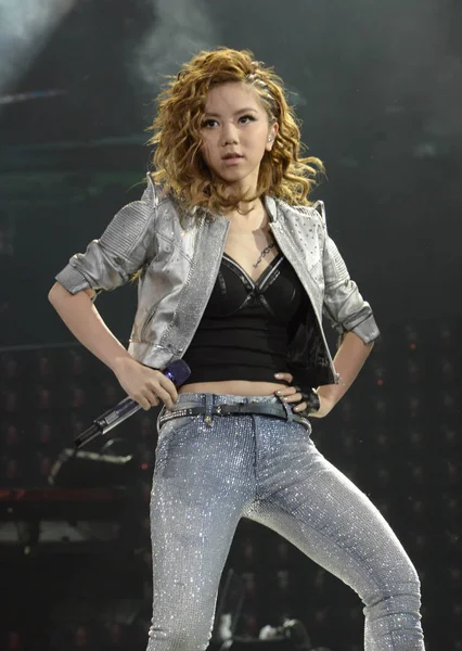 香港歌手唐爱利亚以她的舞台名字 更出名 2014年10月19日在中国南方广东省广州市举行的 现场世界巡回演唱会 的音乐会上表演 — 图库照片
