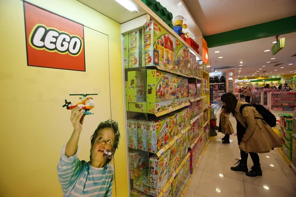 Egy Egy Kislány Válassza Lego Elemek Egy Boltban Baodaxiang Gyerekek — Stock Fotó