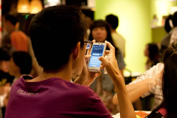 Молодой Человек Использует Свой Смартфон Sony Ericsson Xperia Магазине Ikea — стоковое фото