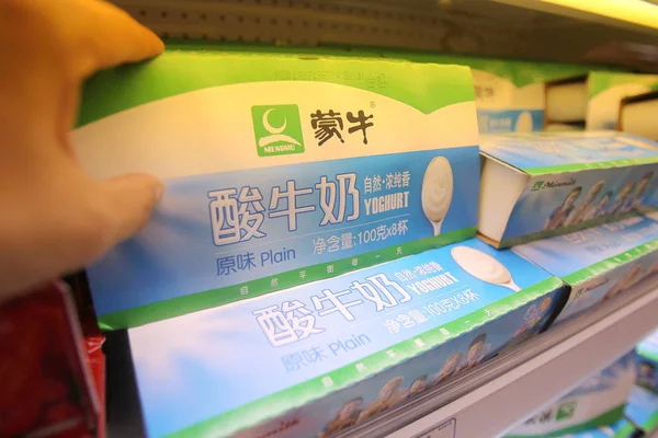 Asiakaskaupat Mengniu Jogurtille Nantongin Kaupungin Supermarketissa East Chinas Jiangsun Maakunnassa — kuvapankkivalokuva