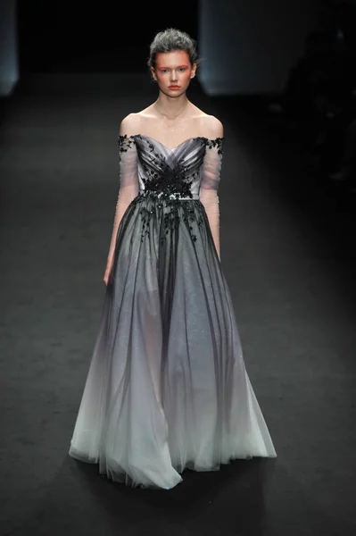 Modell Visar Skapelse Designern Peng Jing Alla Vita Haute Couture — Stockfoto