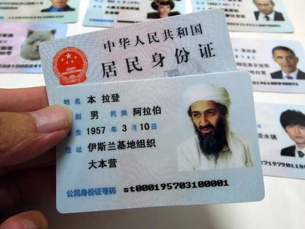 Man Shows Fake Chinese Card Former Qaeda Leader Osama Bin — Stock Photo, Image