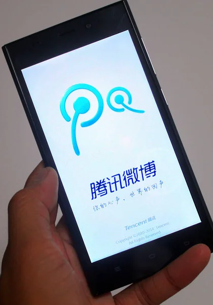 Internaute Chinois Utilise Service Microblogging Tencent Sur Son Smartphone Dans — Photo