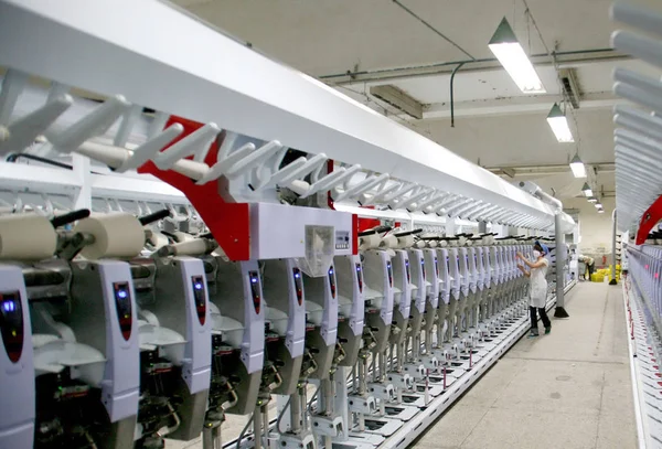 Trabajadora China Encarga Producción Hilados Una Fábrica Textil Ciudad Hami —  Fotos de Stock