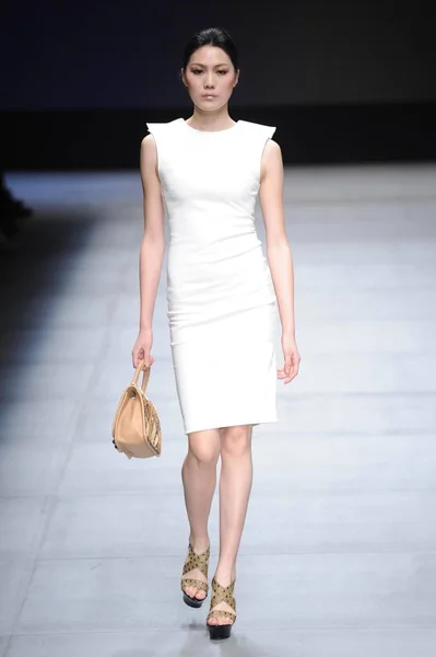 モデルはメルセデス ベンツ中国 2013年秋 冬のファッションウィーク北京 2013 日中ゲラルディーニのファッションショーに新しい創造を表示します — ストック写真
