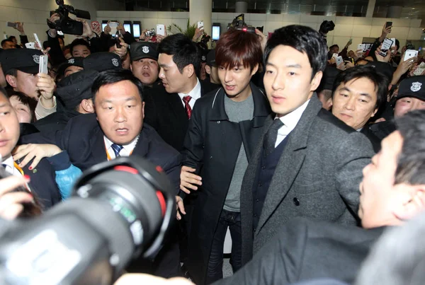 Południowokoreański Aktor Lee Min Centrum Jest Otoczony Przez Tłumy Fanów — Zdjęcie stockowe