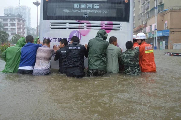 Τοπικοί Κάτοικοι Σπρώχνουν Ένα Λεωφορείο Πλημμυρισμένο Δρόμο Που Προκαλείται Από — Φωτογραφία Αρχείου