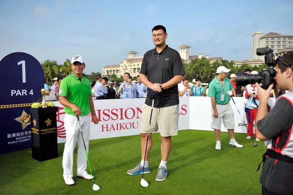 Yao Ming Estrella Del Baloncesto Chino Jubilado Posa Durante Una — Foto de Stock