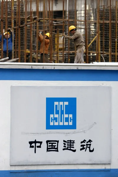 Chinesische Arbeiter Bauen Ein Gerüst Auf Einer Baustelle Von Cscec — Stockfoto