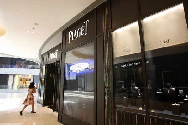Cliente Chinês Entra Uma Boutique Luxo Relógio Marca Piaget Xangai — Fotografia de Stock