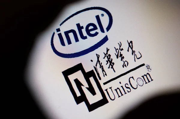 Cibernauta Chino Navega Por Los Logotipos Intel Uniscom Tsinghua Holdings — Foto de Stock