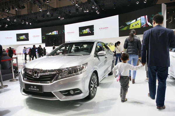 Visitors Walk Honda Crider 13Th Beijing International Automotive Exhibition Also — Stock Photo, Image
