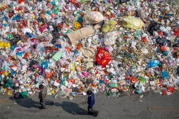 Pedestres Chineses Passam Por Pilhas Lixo Deixadas Uma Estrada Cidade — Fotografia de Stock