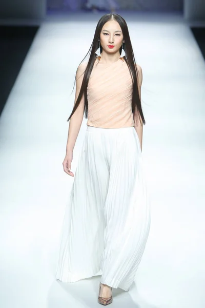 モデルは 中国ファッション週春夏 2015 年北京 2014 日の間に飛ギャラリー ブティック太陽 Xuefei のファッションショーで太陽 Xuefei — ストック写真