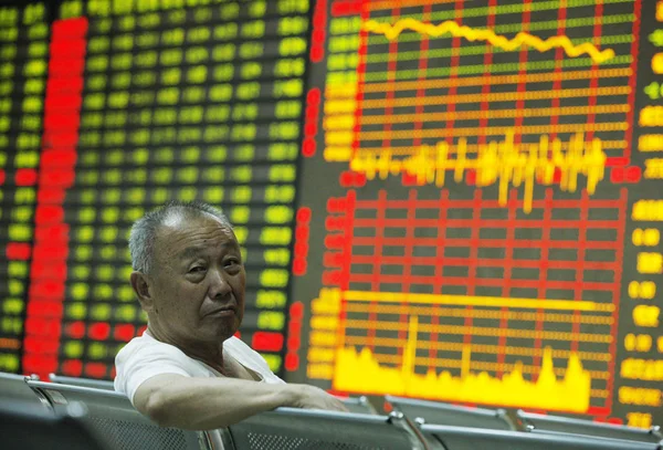 Concerned Chinese Investor Looks Looks Prices Shares Green Price Falling — Stock Photo, Image